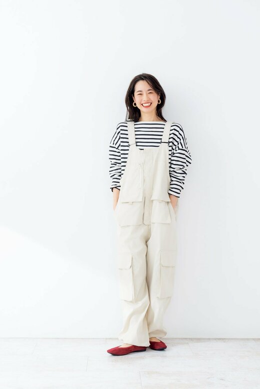 サロペットパンツを着た女性