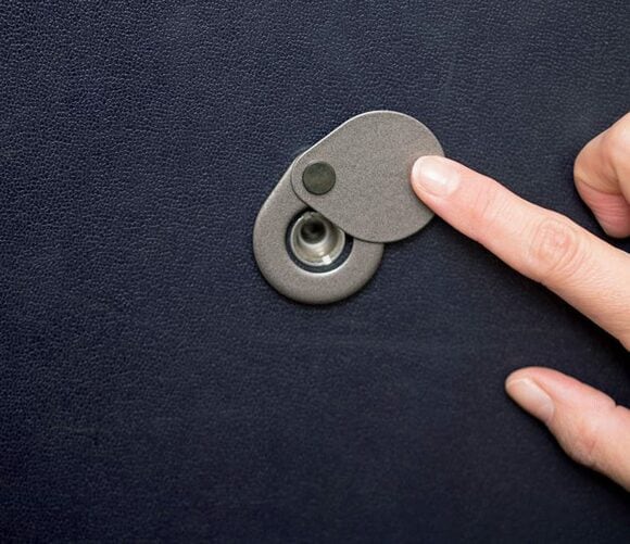 玄関ののぞき穴をカバーする