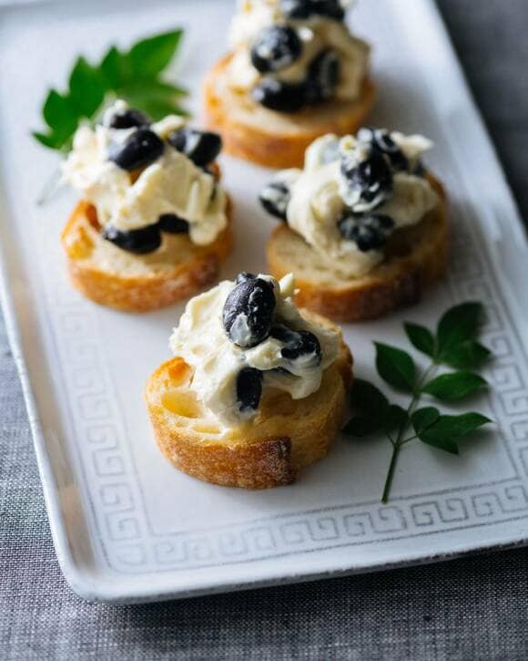 黒豆チーズのタルティーヌ