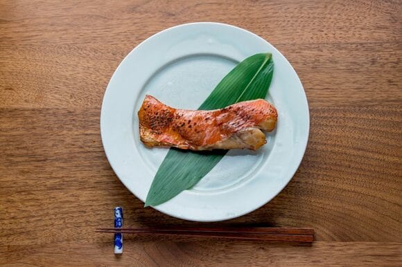 七寸の白い和皿です。