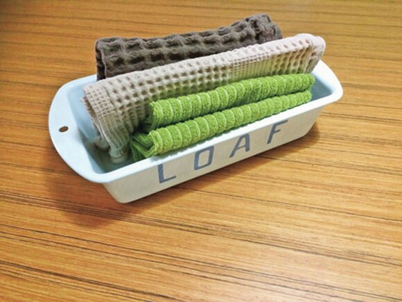 シンク上の飾り棚に置いたほうろう容器の中