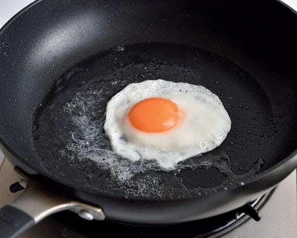 半熟の目玉焼きをつくる