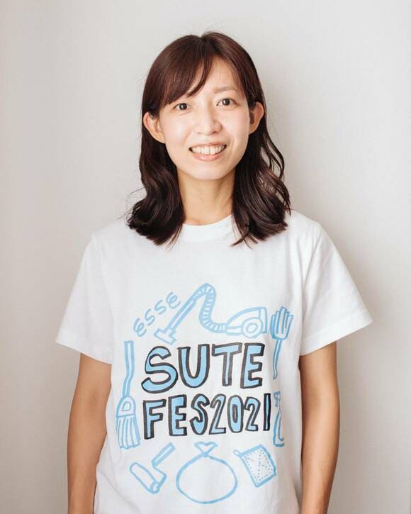Tシャツを着た女性