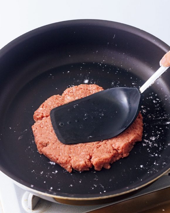 ハンバーグを押し付けながら焼く