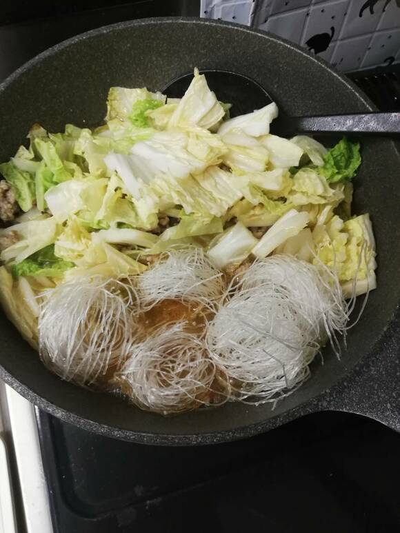 フライパンに白菜とはるさめ