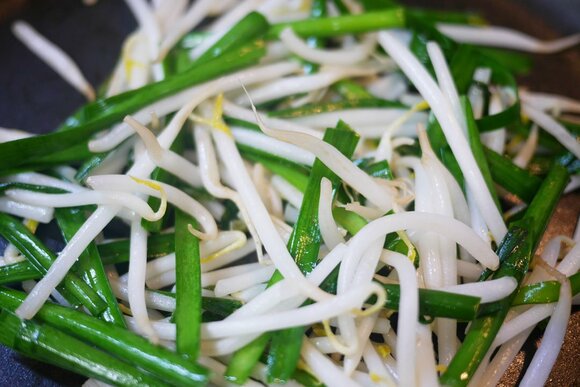 モヤシとニラをさっと炒める