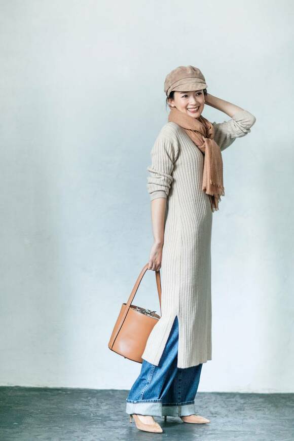 リブニットワンピースを着た女性