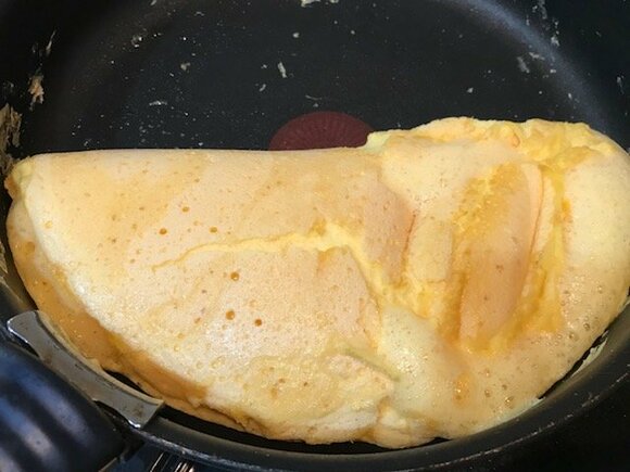 表面が乾いてきたら、半分に折ってお皿に盛る