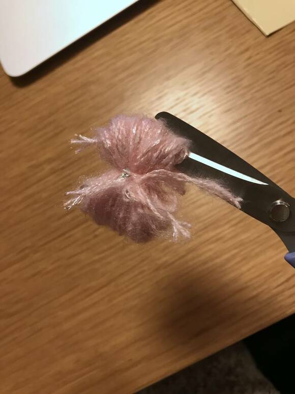 輪になった部分をハサミで切って、きれいな丸になるように切りながら整えます