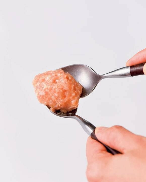 2つのスプーンでつくねを丸める