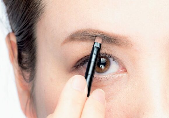 眉にアイブロウ