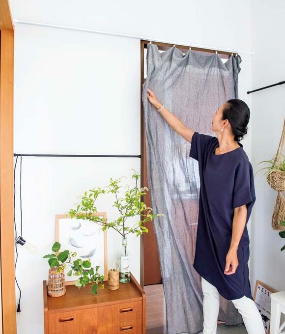 目隠し用カーテンには壁になじむ白でさりげなく