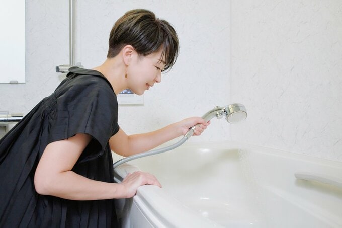 シャワーを使う女性