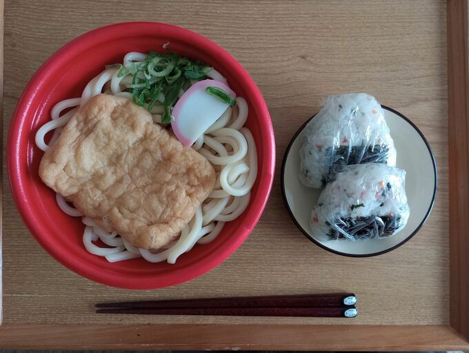 ランチの例。コンビニのうどんに、鮭わかめご飯をプラス
