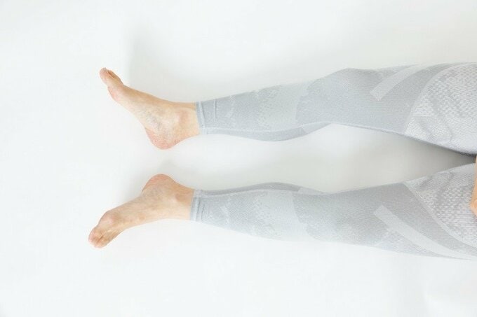 座って床に伸ばした脚が閉じなくて、つま先が外を向いている