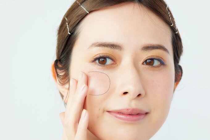 大きな楕円状にチークを広げる