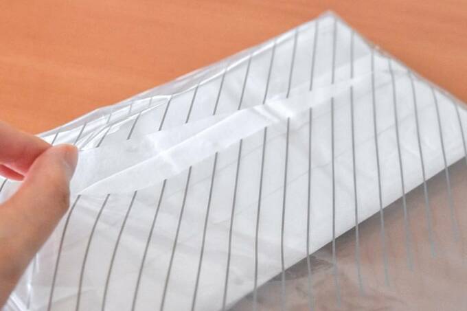 ティッシュを引き出す位置に切れ込みを入れた様子