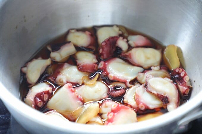 タコを煮たたせる