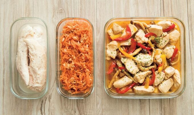 鶏胸肉とキノコのマリネ、ニンジンツナサラダ、ササミの酒蒸しの様子