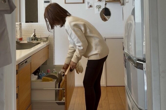 キッチンの引き出しをあけている女性