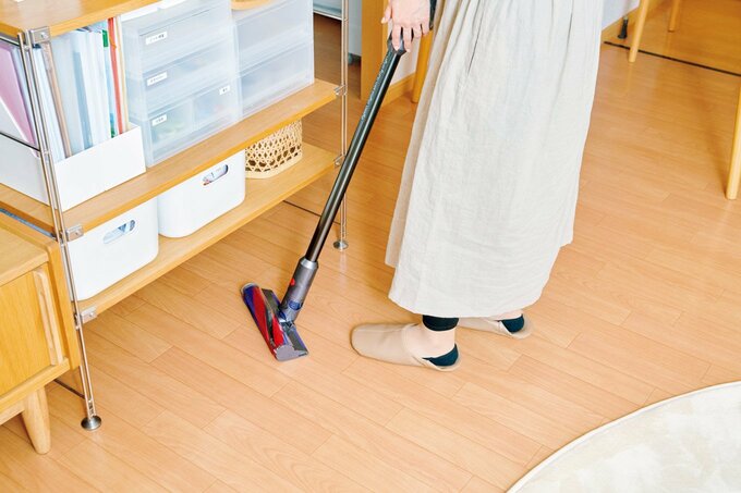 掃除機をかける人