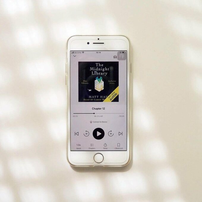 オーディオブックアプリを開いたスマホ