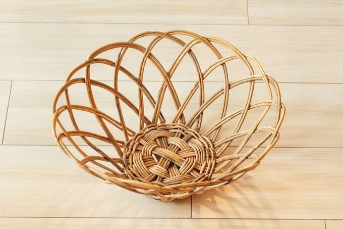 花弁が開いたように口が広がっているラタンカゴ