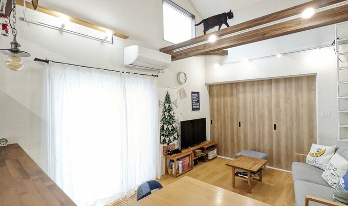 シンプルな部屋にピッタリのレースカーテン