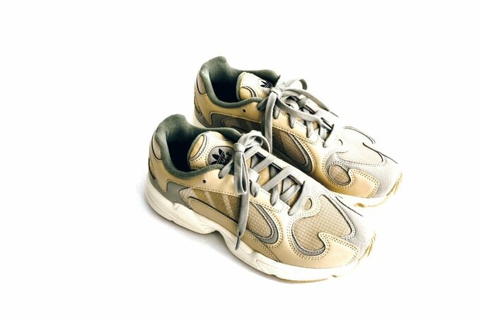 ADIDASグレーベージュスニーカー