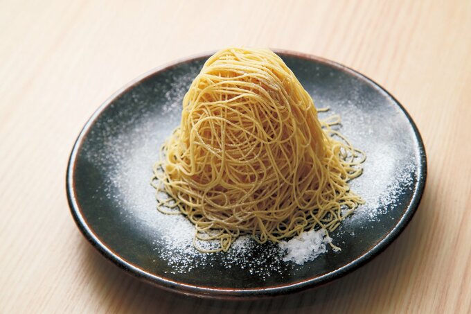 黒い皿に盛られたモンブラン