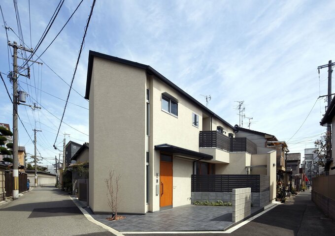 玄関の死角に土間収納がある家