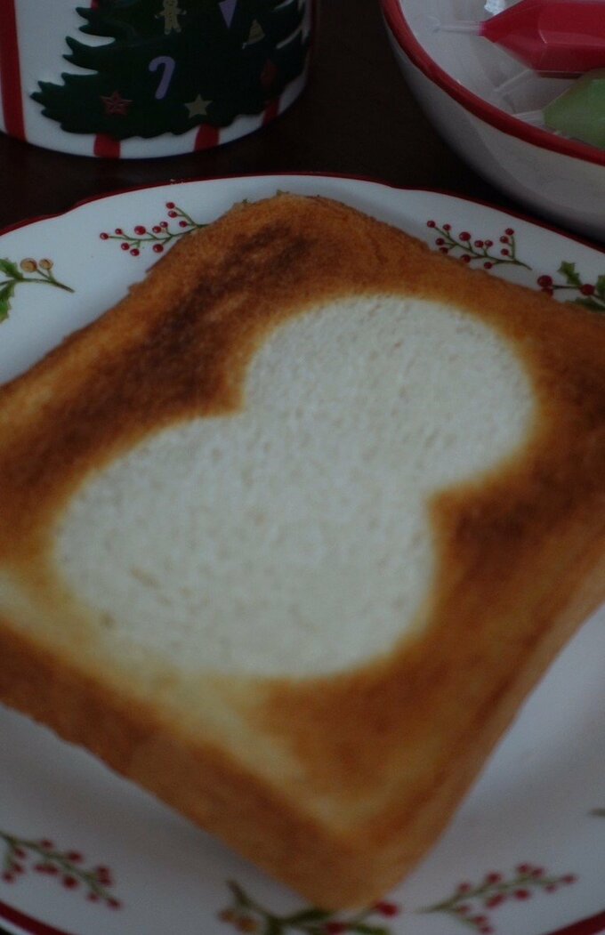 ②        食パンの上にアルミホイルをのせトースターで焼く。