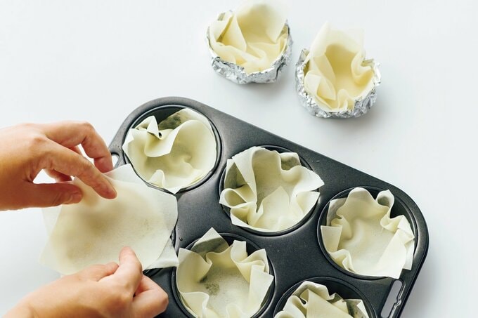 春巻きの皮を型にはめる様子