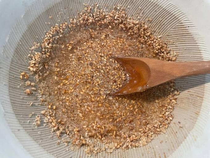 ゴマをスプーンですくう様子