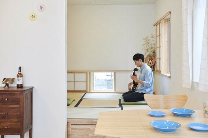 和室コーナーで三味線を嗜む夫