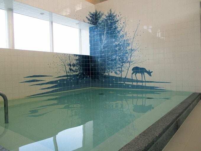 日帰り温泉施設の浴槽とタイルアート