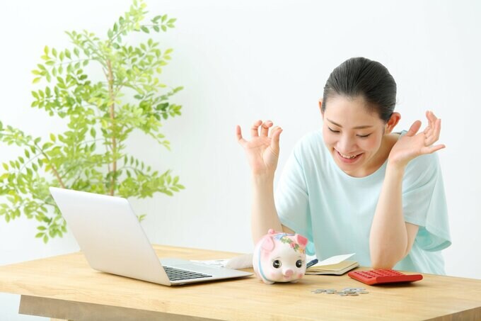 貯金する女性