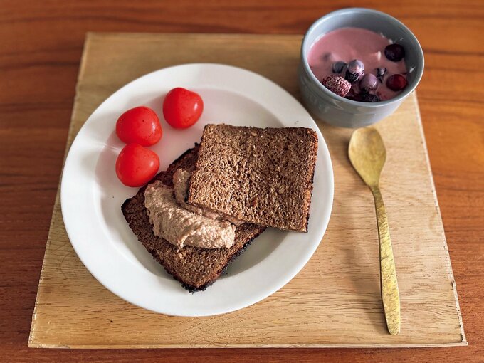 ライ麦パンをメインにした朝食