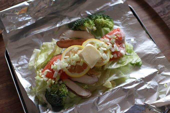 鮭の上にレモン、長ネギ、バターをのせた様子