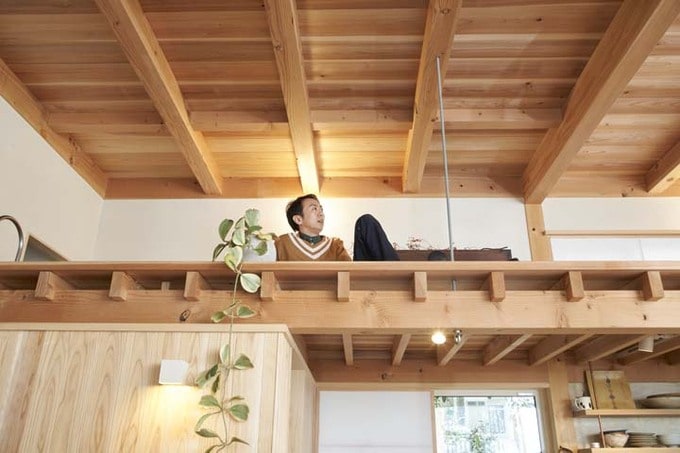 キッチン上部のロフトでくつろぐ田中さん