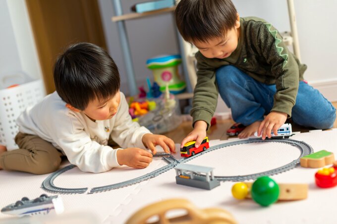 リビングで遊ぶ子ども