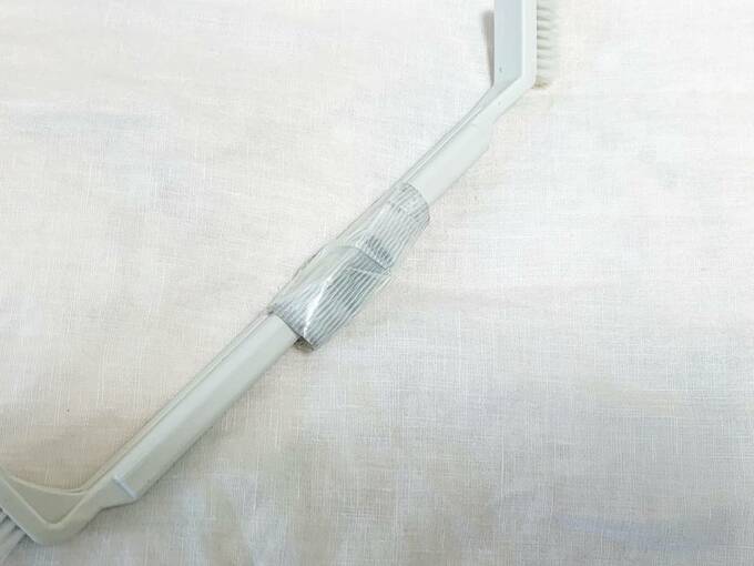 ブラシに直接養生テープでマグネットをつけた様子