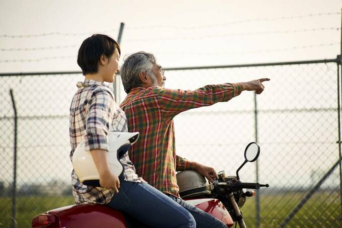 バイクに乗っている男女