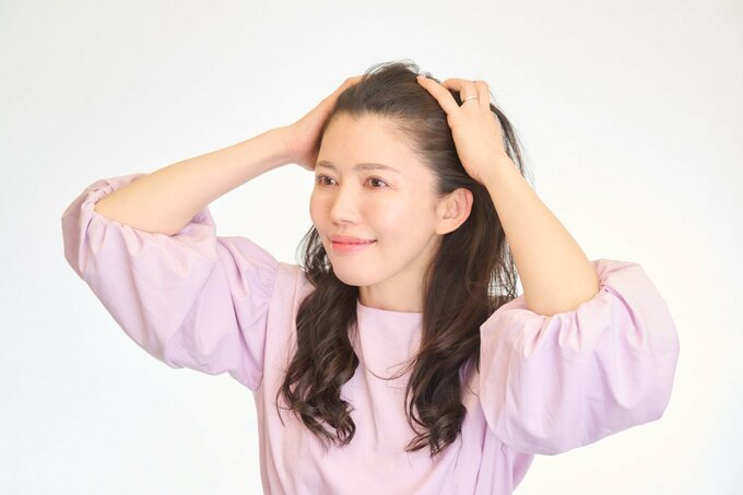 ワックスをつける女性