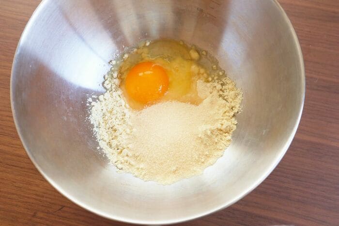 ボウルに、ベーキングパウダー以外の材料をすべて入れ、泡立て器で粉っぽさがなくなるまで全体をよく混ぜる