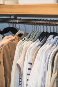 ハンガーは色分けし、洗濯の優先順位を正確に