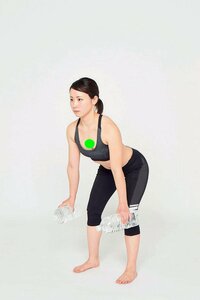 手は真っすぐ前に垂らす