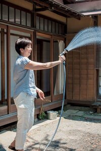 庭に水まきをして温度を下げる