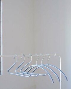 衣類が滑らず省スペース。何本もそろえやすいのも魅力