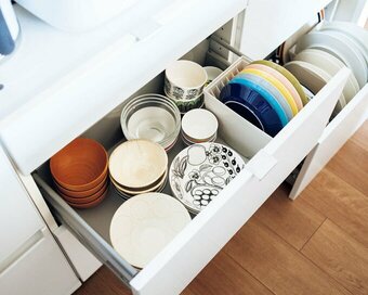キッチンまわり収納のコツ。皿は引き出しで分ける、調味料はあえての床置き